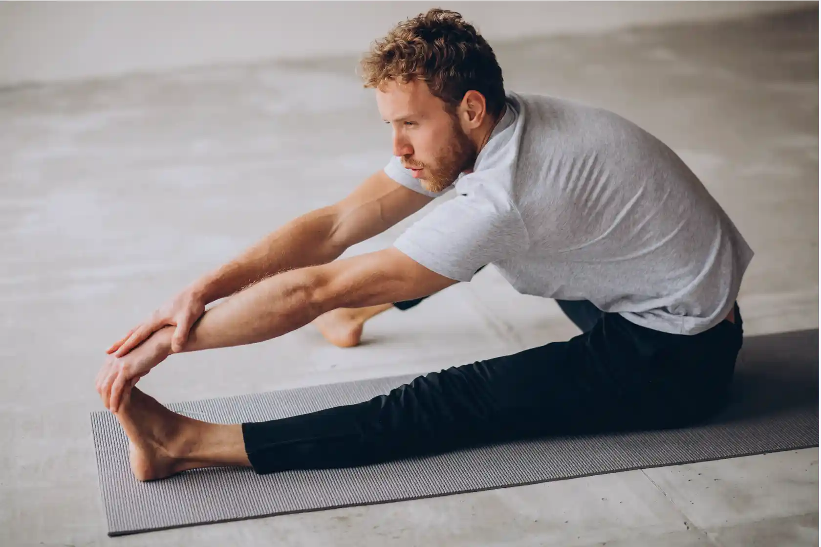 Persoană practicând yoga pentru flexibilitatea articulațiilor