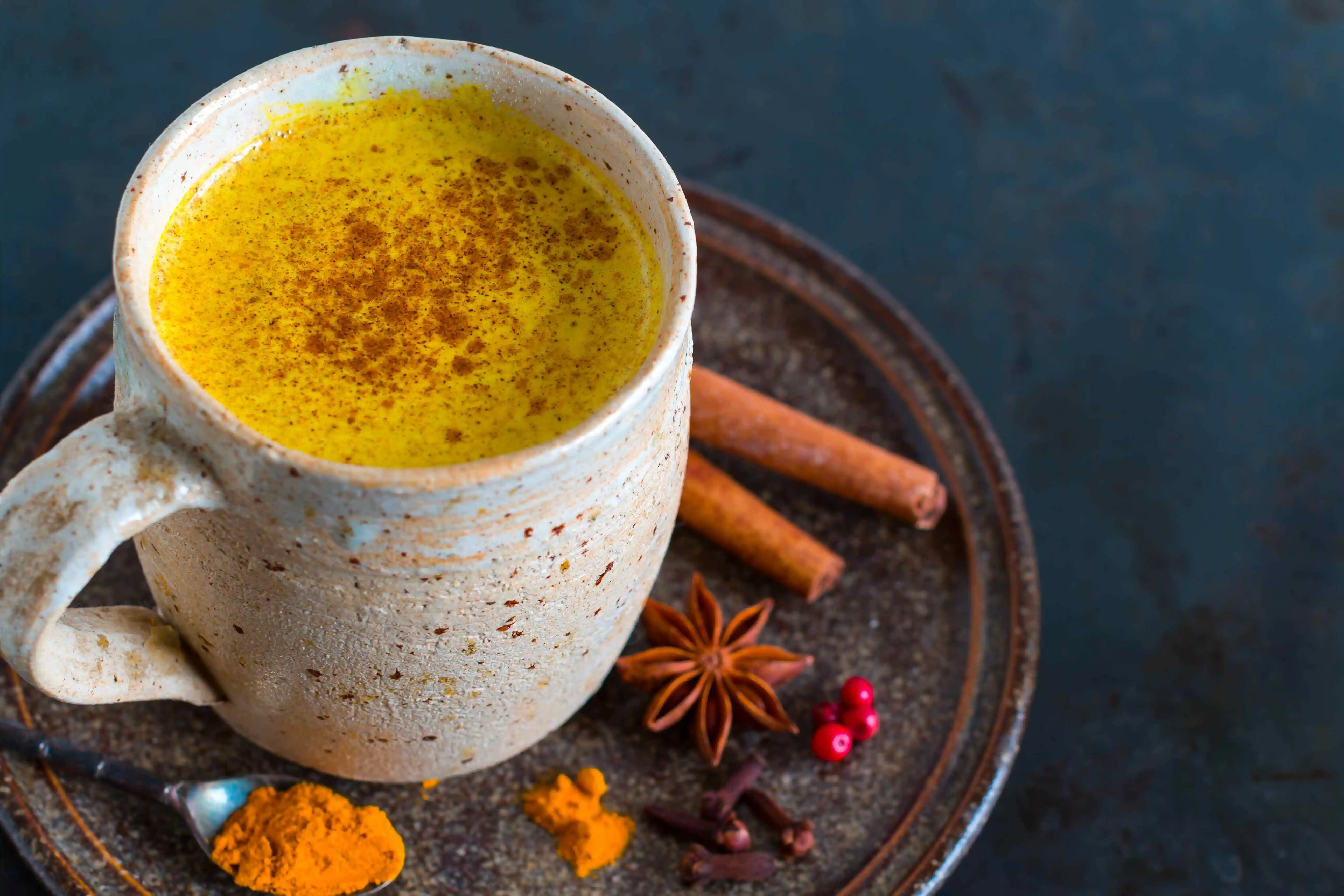 Latte cu turmeric auriu și condimente